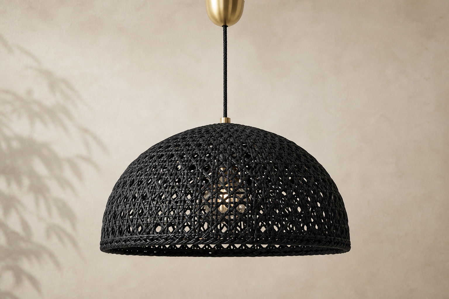 Ligne Suspension Rotin Tressé Noir — Essentiel