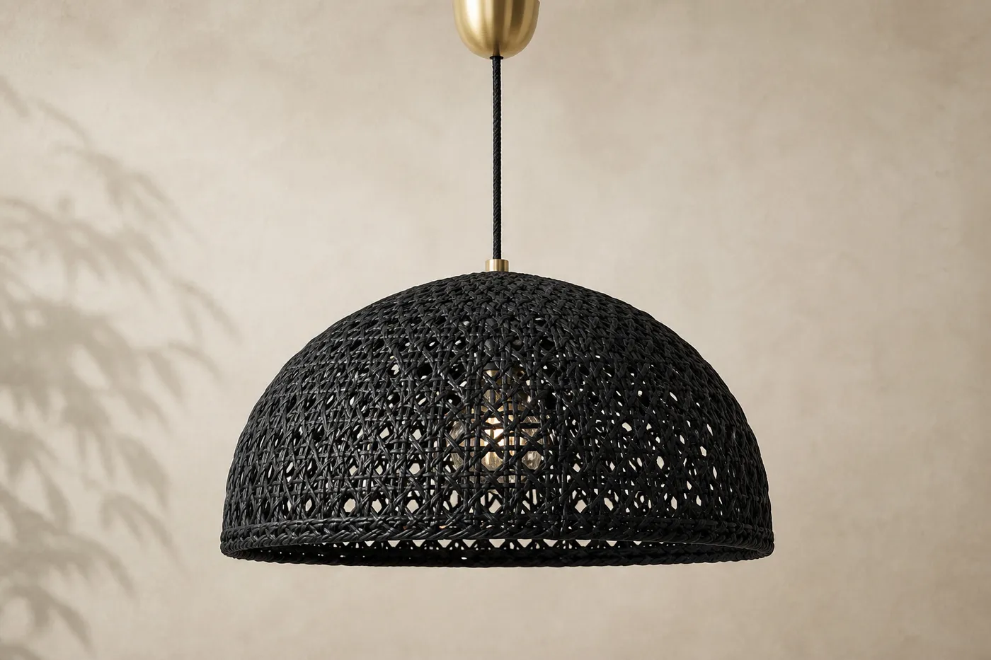 Ligne Suspension Rotin Tressé Noir — Essentiel