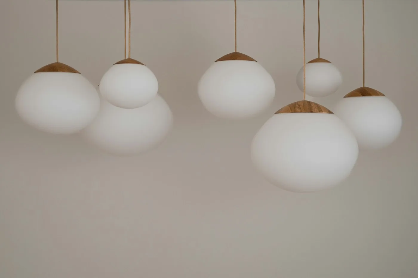 Ligne Suspension Triple en Laiton et Opaline — N°11